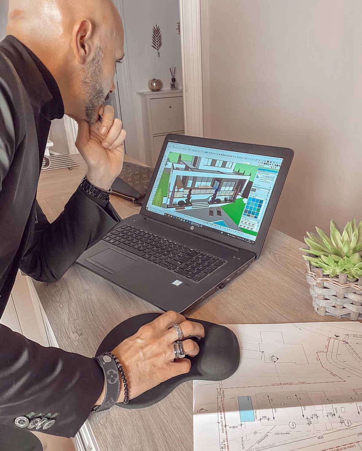 Photo de Cyril Combes entrain de réaliser des plans 3D